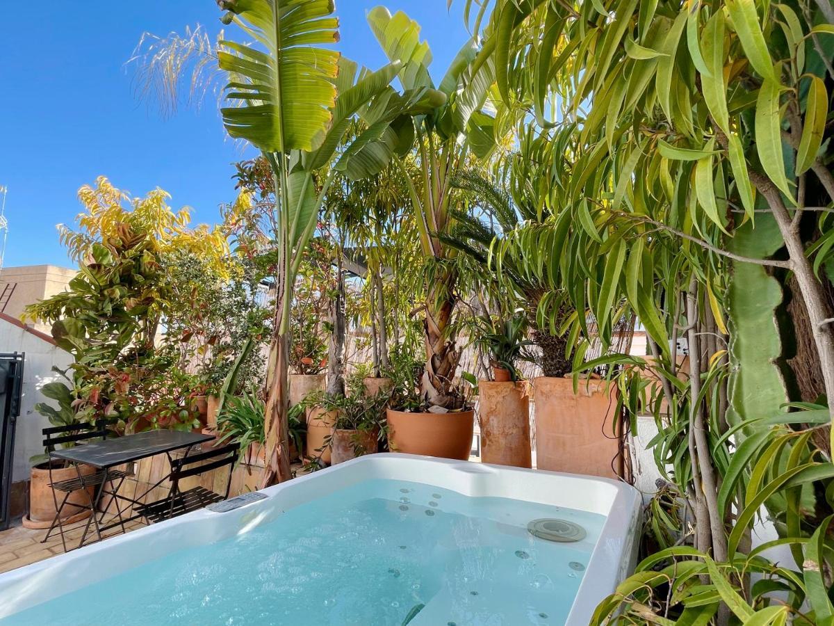 Hébergement de vacances Alameda Modern Art House With Outdoor Jacuzzi In Roof