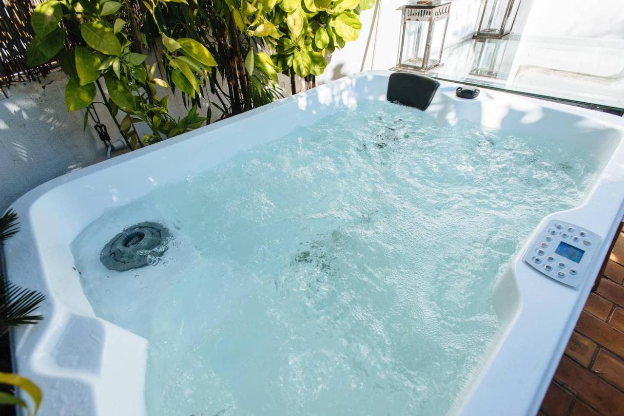 Hébergement de vacances Alameda Modern Art House With Outdoor Jacuzzi In Roof